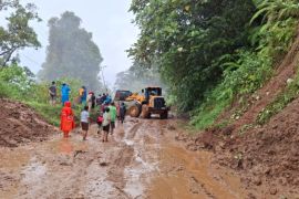 Akses jalan lintas Bengkulu-Sumatera Selatan tertimbun longsor