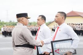 Kapolda Kalsel beri penghargaan Subdit 3 Ditresnarkoba ungkap 50 kg sabu