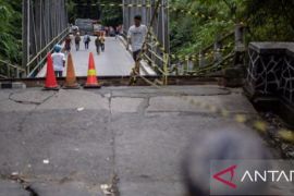 Pemprov Jabar segera buat jembatan darurat amblesnya jembatan di Karawang