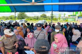 Pemkab Konsel siapakan 90 karung beras pada pasar murah