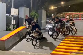 Puluhan rider BMX  berbagi takjil dan gelar aksi di Taman Bungkul