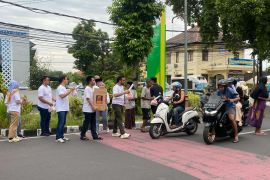 BPJAMSOSTEK NTB berbagi takjil Ramadan kepada pengendara di Mataram