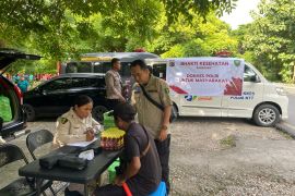 Polda NTT menggelar bakti sosial kesehatan Ramadhan gratis