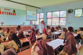 Badan Kesbangpol Pesisir Selatan Sosialisasikan Bahaya Narkoba di Sekolah