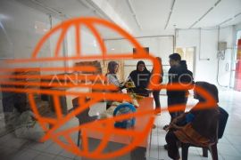 Operasi pasar PT Pos Indonesia di Padang Page 1 Small