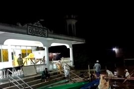 Warga berperahu menuju masjid