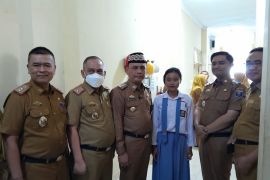 Tunggu orang tua sakit pakai seragam sekolah, Alia dapat hadiah kuliah gratis dari wali kota