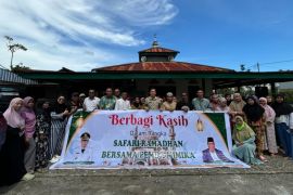 Pemkab Mimika serahkan bantuan bahan pokok 6 masjid dan pesantren