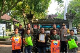 Kelompok nelayan pelestari penyu di Jembrana mendapat penghargaan