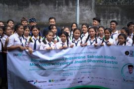 BUMN bantu sekolah Hindu widyalaya di Buleleng