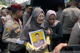 Jenazah anggota Polri korban penembakan tiba di rumah duka Page 1 Small