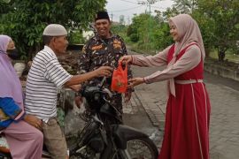 Warga Keboan Anom-Sidoarjo bagikan puluhan paket sembako