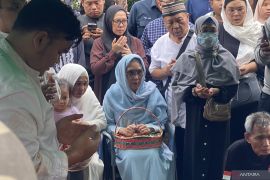 Rieke "Oneng" menghadiri pemakaman Mat Solar