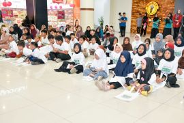 Bank NTB Syariah bersama LAZ DASI salurkan program belanja lebaran anak yatim