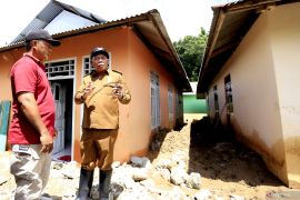 Pemkab Bone Bolango siapkan alat berat angkut material banjir