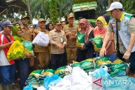 Gubernur Jambi  berikan bantuan kapada korban banjir di Muaro Jambi
