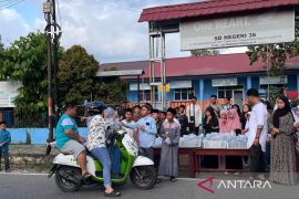SDN 38 Pangkalpinang bagikan 200 paket takjil ke masyarakat dan pengendara