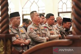 Polda Kepri Shalat Ghaib doakan tiga personel gugur di Lampung