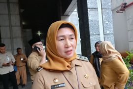 Warga Jaktim diimbau hindari pohon besar dan waspada asbes saat hujan