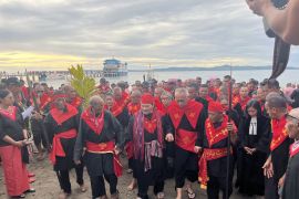 Prosesi adat warnai Panas Gandong dua negeri Rumahkay Rutong di  Maluku