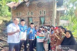 Bupati Sabar AS salurkan bantuan korban tertimpa pohon di Bonjol