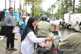 Kemenkum Kalsel sosialisasikan layanan hukum lewat pembagian takjil