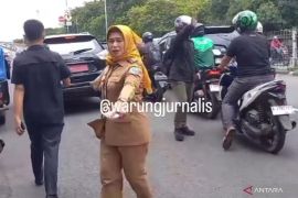 Viral Plt Walkot Jaktim bantu korban kecelakaan pakai mobil dinasnya