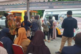 Ribuan warga Ternate antre  lakukan penukaran uang