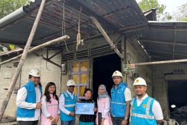 40 KK di Kalbar Dapat Pemasangan Listrik Gratis dari Pegawai PLN