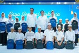 Bank Raya salurkan ratusan paket bahan pokok ke 11 kota