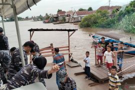 TNI AL fasilitasi kapal susuri Sungai Musi layani penukaran uang