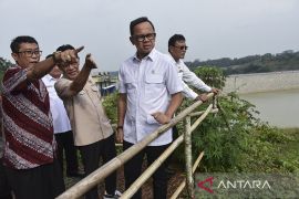 Bima Arya tinjau sampah di Bendungan Leuwikeris