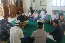 Bupati Hendrajoni berdiskusi dengan masyarakat soal perbaikan Masjid Terapung dan Pantai Carocok