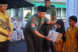 Danrem 092/Mrl Berbagi Kebersamaan Dengan Prajurit Dan Anak Yatim