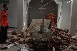 Atap masjid di Serang ambruk diterjang angin kencang disertai hujan