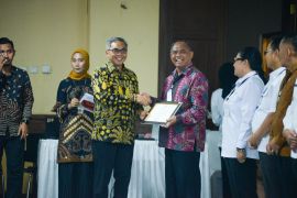 Bupati Sleman menerima piagam penghargaan MCP KPK