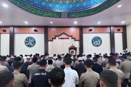 Personel Polda Kaltara Gelar Sholat Ghoib Atas Gugurnya Tiga Anggota Polri di Way Kanan