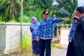 Bupati Hendrajoni tinjau kerusakan ruas jalan Pasar Kambang-Koto Baru
