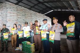 Bupati Belitung tinjau gudang Bulog cek ketersediaan beras