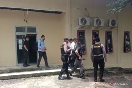 KPK bawa empat koper usai geledah Kantor Dinas PUPR Kabupaten OKU