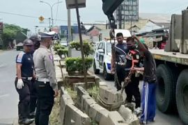 Petugas mulai tutup puluhan titik akses putar arah di sepanjang jalur mudik Karawang