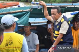 Minister Bahlil asks subsidized fuel for fishermen in Banjarmasin to be added