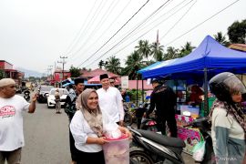 Bupati Sabar AS borong pabukoan Pedagang di Pasar Rao
