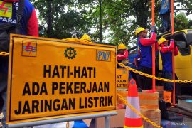 Pemeriksaan alat kerja PLN untuk pengamanan pasokan listrik jelang Lebaran