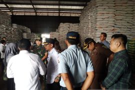 Bupati Belitung lega lihat stok beras 1.900 ton