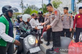 Binmas Polda Sultra gandeng Abujapi bagikan takjil buka puasa ke warga