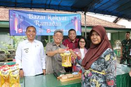 IKPP Serang salurkan 5.000 liter minyak goreng untuk warga sekitar perusahaan