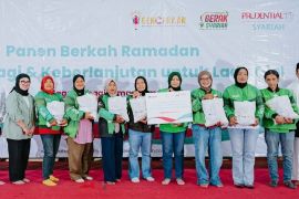 Prudential Syariah berikan asuransi bagi 100 pengemudi ojol perempuan