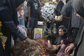 Pemakaman jenazah anggota Polri korban penembakan di Way Kanan, Lampung