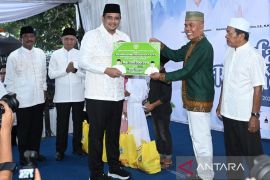 Safari Ramadhan di Binjai, Bobby serahkan bantuan pembangunan masjid Rp250 juta